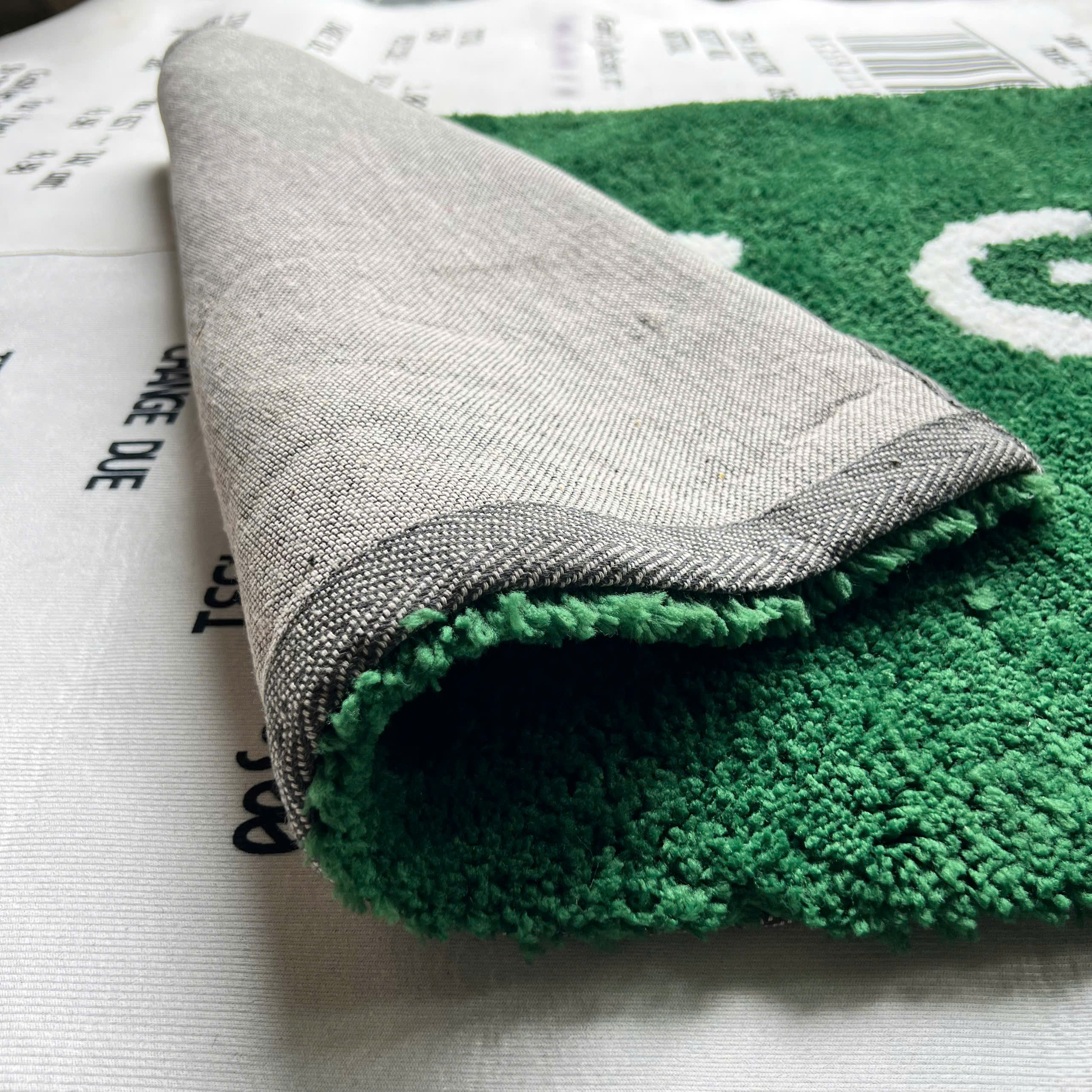 Cận cảnh lớp lót phía dưới tấm thảm WET GRASS