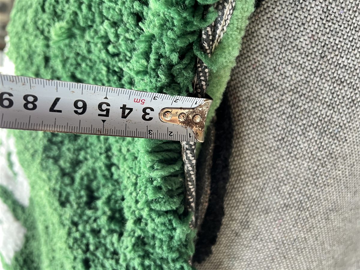 Thước đặt cạnh mép thảm để minh họa độ dày khoảng 3 cm